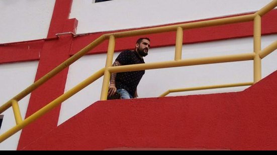 Imagem  Depois de flagra em shopping, Escudero vai ao Barradão visitar ex-clube