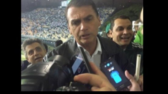 Imagem Sob vaias e aplausos, Deputado Bolsonaro vira atração em jogo do Palmeiras