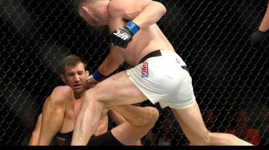 Imagem Michael Bisping surpreende, arrasa Rockhold  e é novo campeão dos médios do UFC