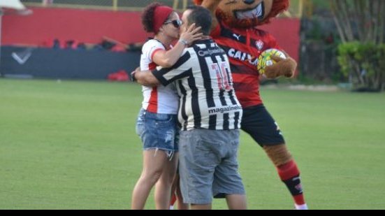 Imagem O amor está no ar! Torcedor pede mulher em casamento durante jogo do Vitória