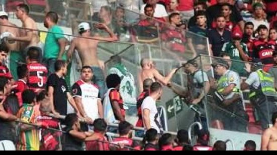 Imagem Briga de torcidas marca jogo entre Flamengo e Palmeiras em Brasília