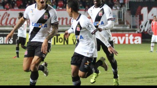 Imagem Vasco vence o Joinville, se mantém invicto e se isola na liderança da Série B