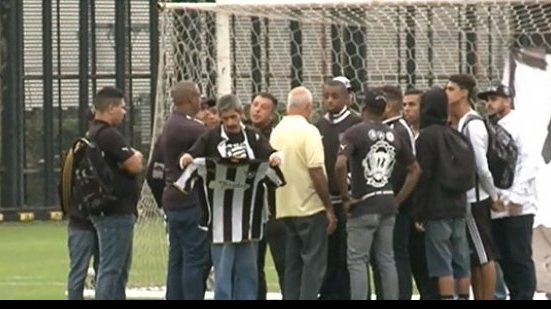 Imagem Após invasão de torcedores, Botafogo muda local de treinamento