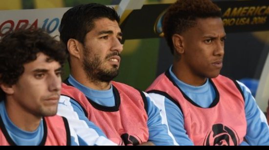 Imagem Com direito a ataque de fúria de Suárez, Uruguai sofre eliminação histórica
