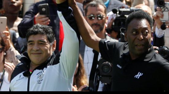 Imagem Em evento pela paz, Pelé e Maradona se abraçam e prometem fim de brigas