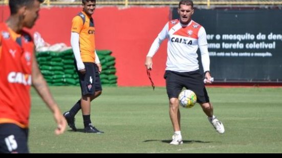 Imagem Mancini descarta esquema com três zagueiros contra o Botafogo