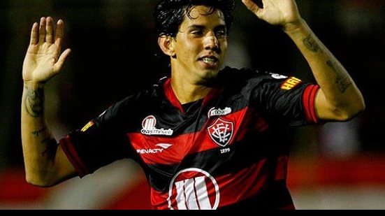Imagem Zagueiro artilheiro: VR3 comemora gol, após atuar como atacante no final do jogo