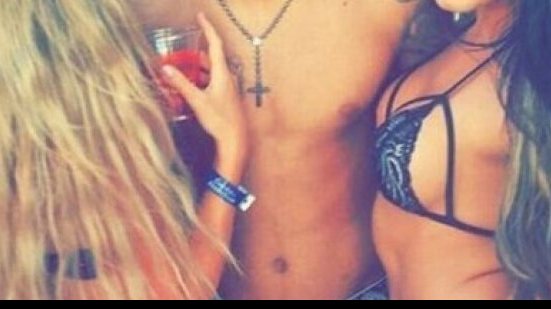 Imagem Apesar de desabafo, Neymar se divertia com mulheres na derrota do Brasil