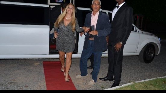 Imagem Em jantar inusitado, jogadores do Vitória servem casais de namorados