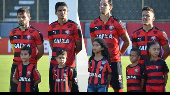 Imagem Delegação do Vitória pega manifestação, se atrasa e perde hino no Morumbi