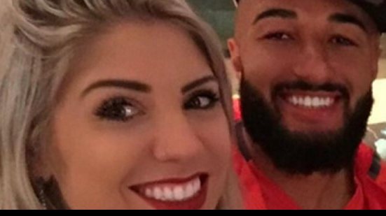 Imagem Mulher de goleiro do Flamengo conquista torcedores com fotos sensuais
