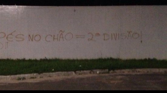 Imagem Torcida do Vitória segue pedindo contratações e picha muro do Barradão