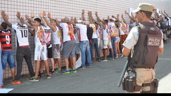 Imagem Polícia Militar realiza abordagens em protesto no Barradão