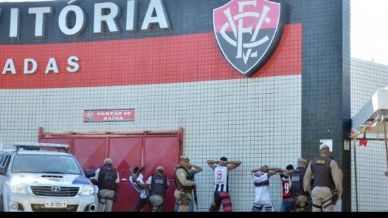 Imagem Torcedores do Vitória são detidos antes da manifestação