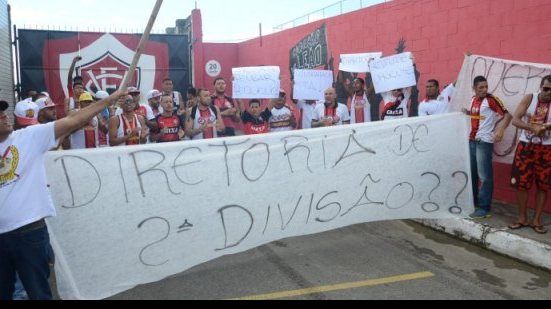 Imagem Com faixas e cartazes torcedores do Vitória protestam no Barradão; assista