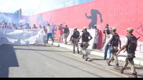 Imagem Após apreensão de fogos, torcedores do Vitória encerram manifestação no Barradão