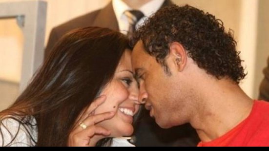 Imagem Goleiro Bruno casa dentro da prisão com direito a convidados e grupo musical