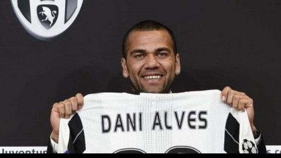 Imagem Daniel Alves é apresentado na Juventus e se inspira em astro da NBA