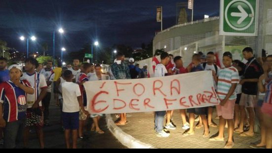 Imagem Torcedores do Bahia fazem protesto e pedem saída de gerente de futebol