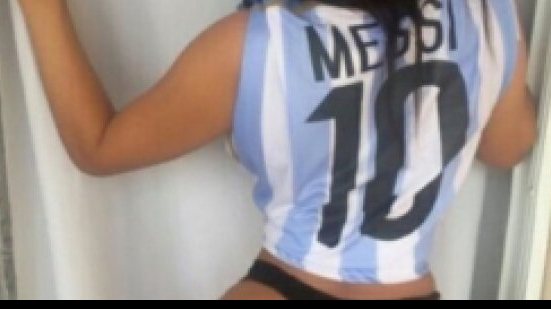 Imagem Modelo brasileira posta fotos sensuais em apoio a Messi