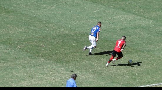 Imagem Com um jogador a menos, Vitória conquista empate heroico no Mineirão 