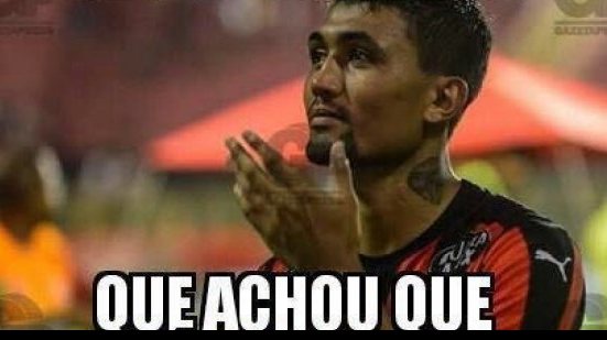 Imagem Memes: torcida do Vitória comemora empate e provoca tricolores