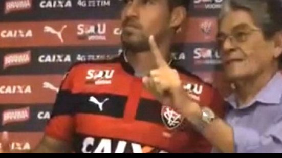 Imagem Citando exemplo do pai, atacante Ramallo é apresentado pelo Vitória