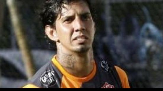Imagem Zagueiro pode desfalcar o Vitória contra o Fluminense