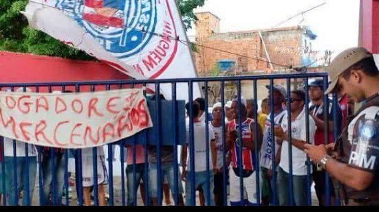 Imagem Torcida do Bahia vai ao Fazendão protestar e é barrada na portaria: mercenários