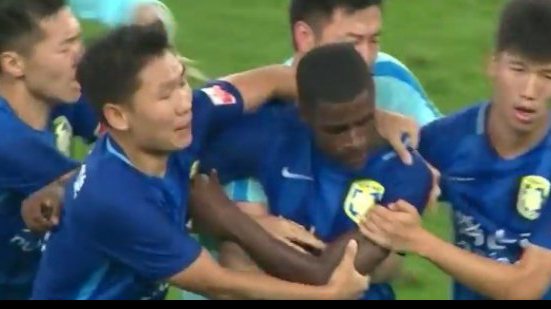Imagem Vídeo: ex-volante da seleção brasileira é contido após expulsão na China