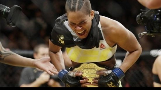 Imagem Baiana, Amanda finaliza Miesha e é a primeira brasileira campeã do UFC