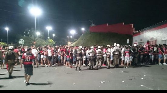 Imagem Torcedores Sou Mais Vitória ficam presos em fila nos portões do estádio