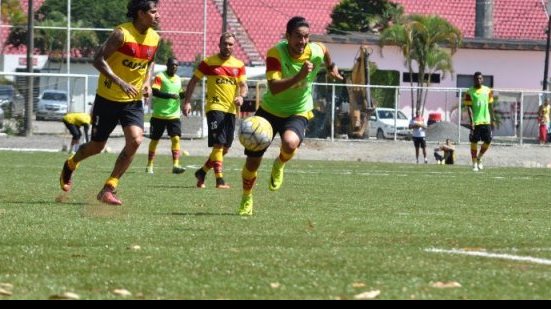 Imagem Vitória treina e atacante boliviano sofre trauma no tornozelo