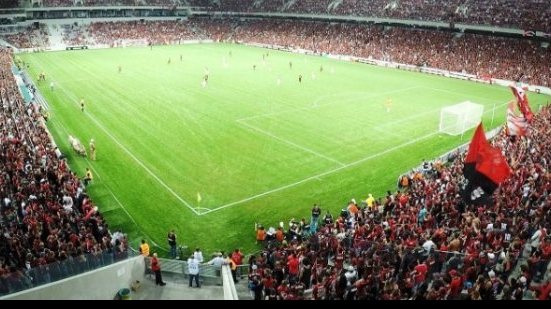Imagem Em duelo na grama sintética, Vitória tenta surpreender Atlético-PR pela Série A