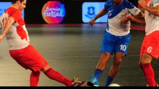 Imagem Vídeo: Ronaldinho Gaúcho dá show em torneio de futsal na Índia