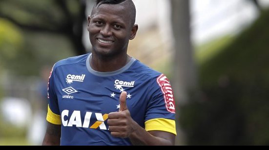 Imagem Bahia tenta contratação de atacante afastado do Cruzeiro