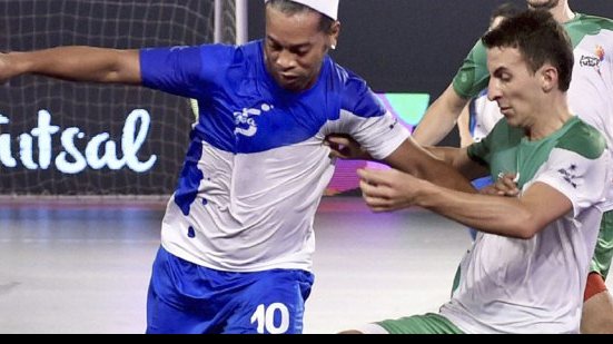 Imagem Vídeo: Ronaldinho Gaucho da Show em partida de futsal 