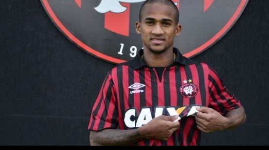 Imagem  Lateral do Atlético (PR) chega ao Fazendão e é o novo reforço do Bahia