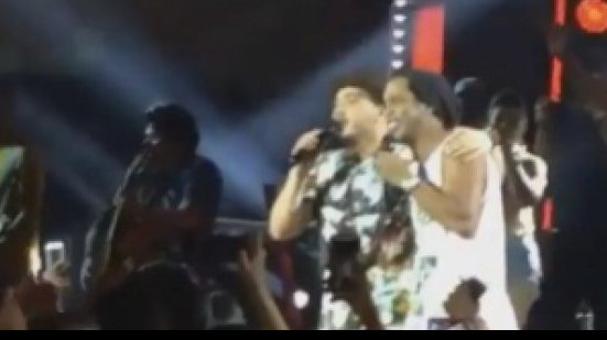 Imagem Sem clube, Ronaldinho Gaucho tenta a sorte como cantor 