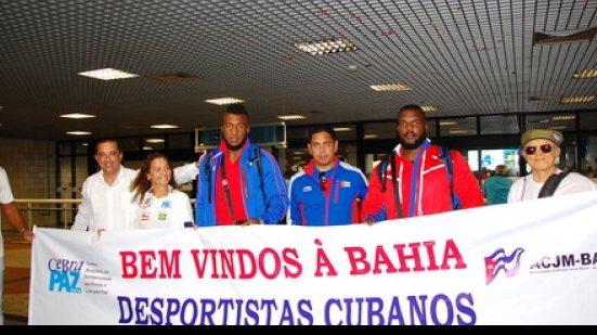 Imagem Dois medalhistas olímpicos desembarcam com a seleção cubana de judô