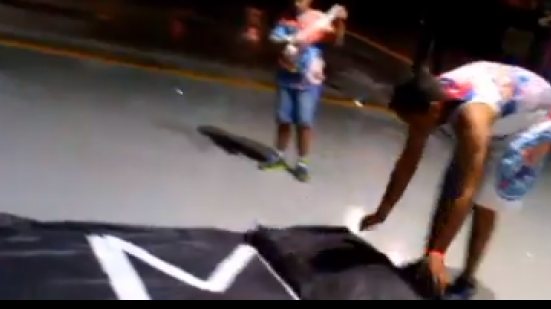 Imagem Torcedor do Bahia diz que foi impedido de mostrar faixa criticando diretoria