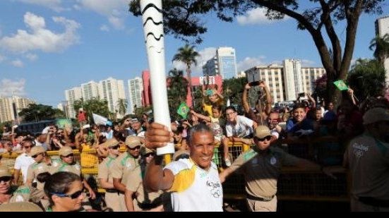 Imagem Tocha olímpica leva milhares de pessoas às ruas da capital paulista