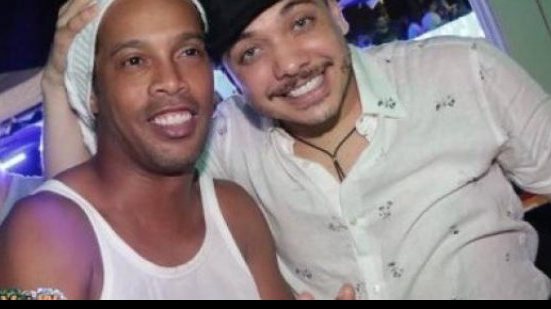 Imagem Ronaldinho Gaúcho joga dinheiro para folião cadeirante durante Fortal; assista