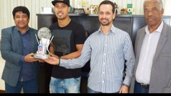 Imagem Edigar Junio recebe premiação de melhor atacante do Baianão