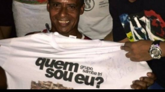 Imagem Ronaldinho Gaúcho posa ao lado de cadeirante que recebeu dinheiro do jogador