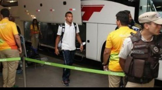 Imagem Seleção de futebol que vai disputar as Olímpiadas desembraca em Salvador 