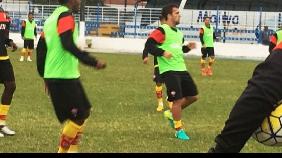 Imagem Vitória enfrenta Figueirense na luta para ficar fora do Z-4 na Série A