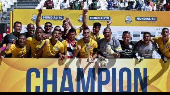 Imagem Brasil derrota Portugal e vence Mundialito de futebol de areia
