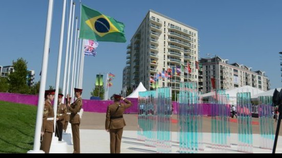 Imagem Com festa, bandeira do Brasil é hasteada na Vila Olímpica