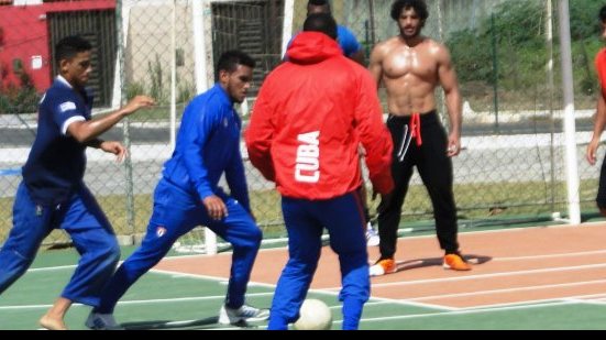 Imagem Baba de quadra estreita amizade entre atletas de Cuba e Bahia